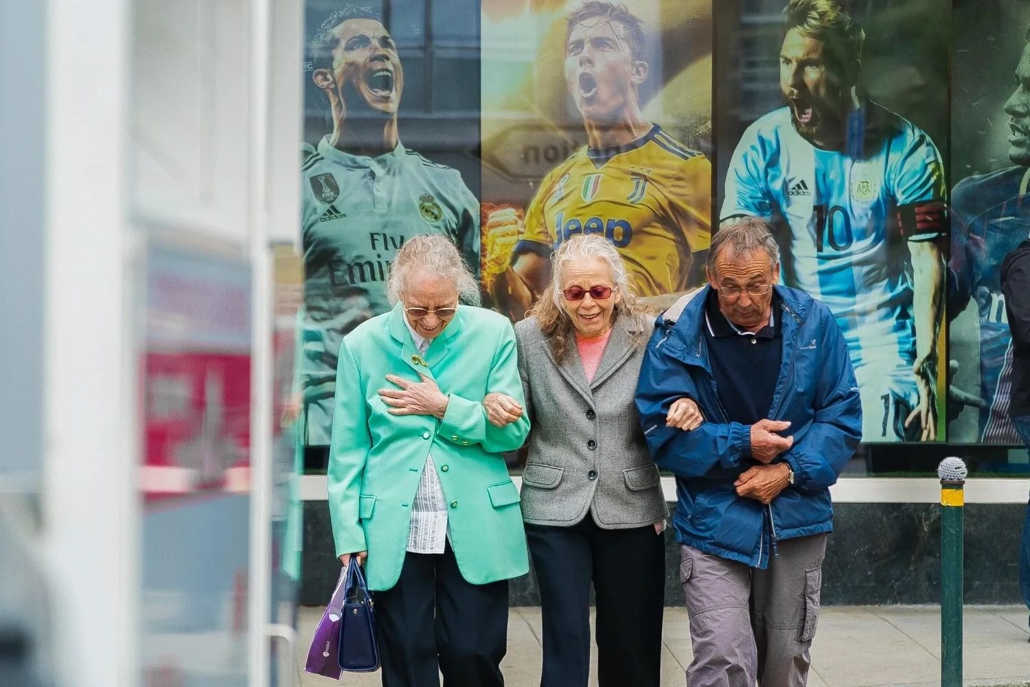 Locate friends Three old pensioners at a bus stop to show the Long lost friend tracing service