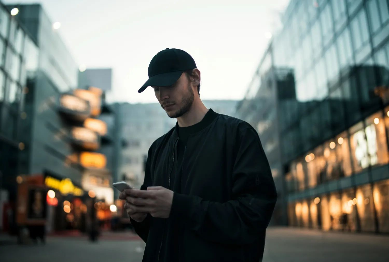 Reverse search telephone Man in baseball hat on a mobile phone trying to obtain ownership details for a UK mobile phone using Find UK People