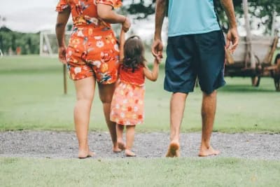 Locate family Family with parents and child to show the Family tracing service